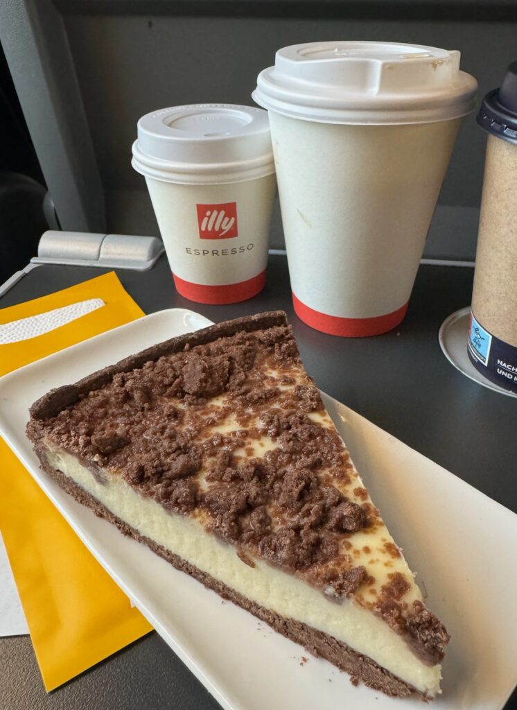 RegioJetの車内販売で購入したケーキとコーヒー